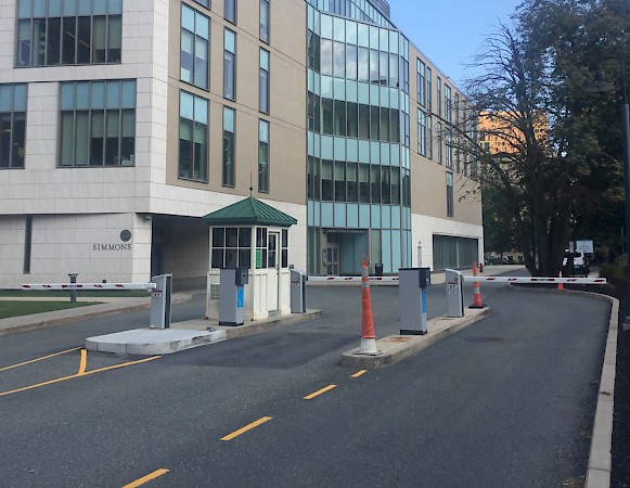 Boston Simmons College HUB Parking periféricos & barreras