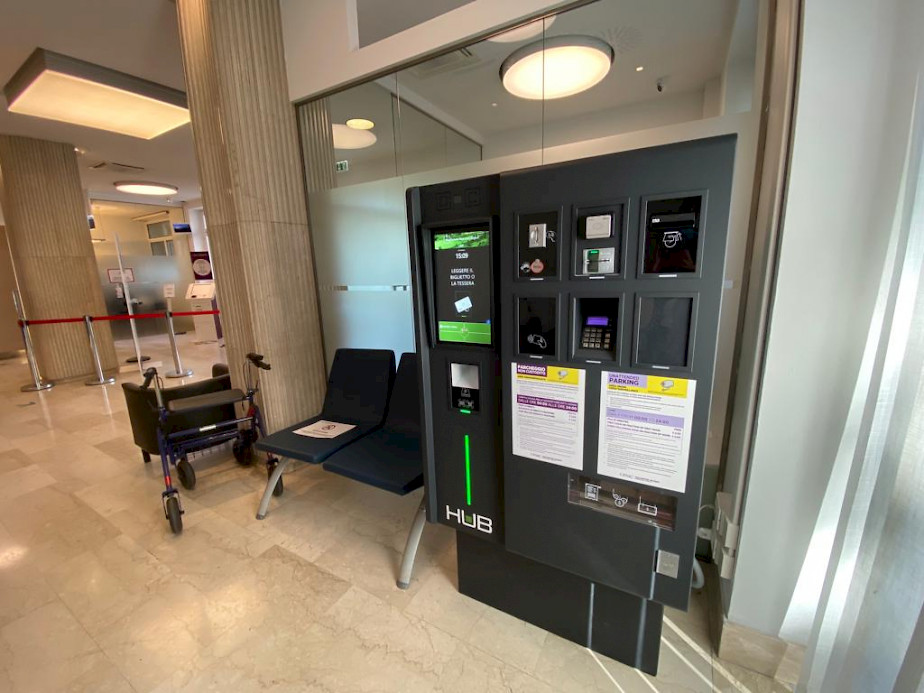 El puesto de pago (caja automatica) APS se encuentra en el interior del vestíbulo del hospital UPMC